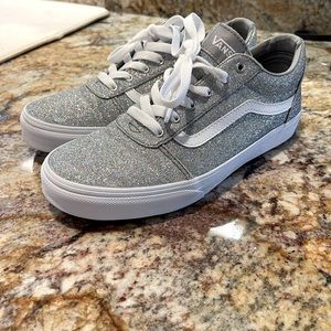 Vans, silver glitter! Kids 6 (big girls) or women’s 8.